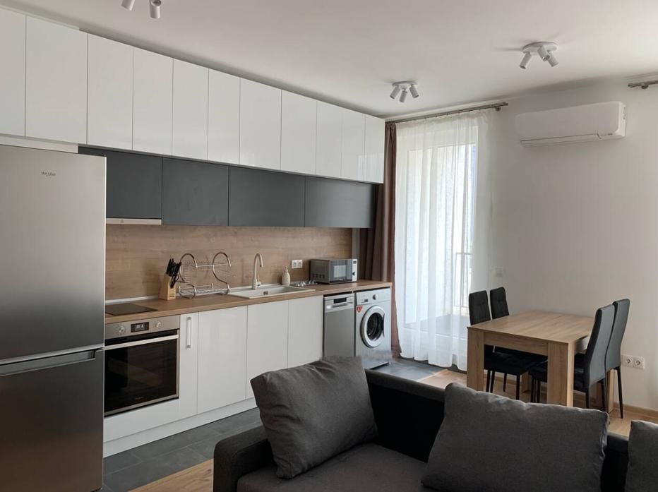 Двустаен апартамент в ж.к. Хладилника