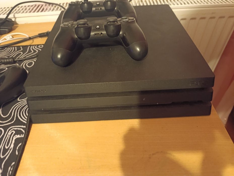 Ps4 pro cu doua manete și două jocuri originale
