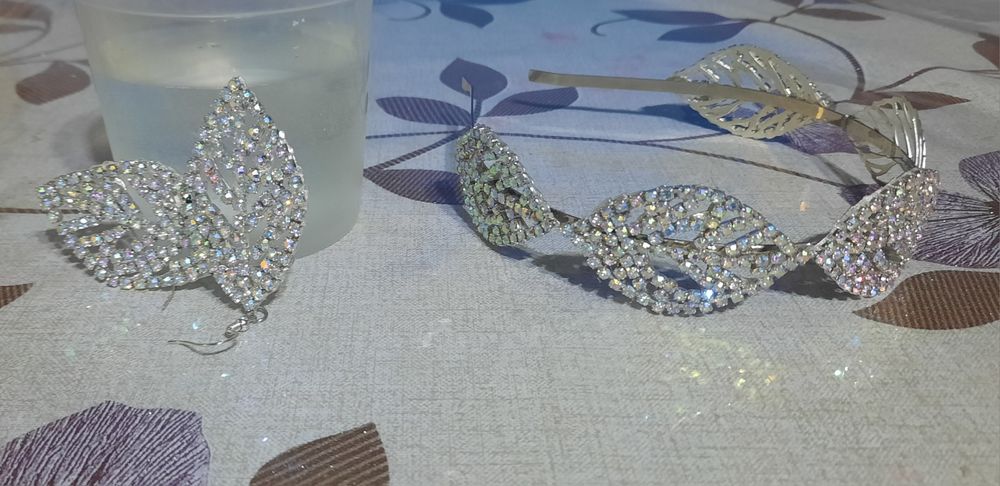 Ободок лепесток со стразами и длинными сережками