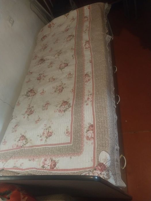 Продам кровать 1 на 1.8