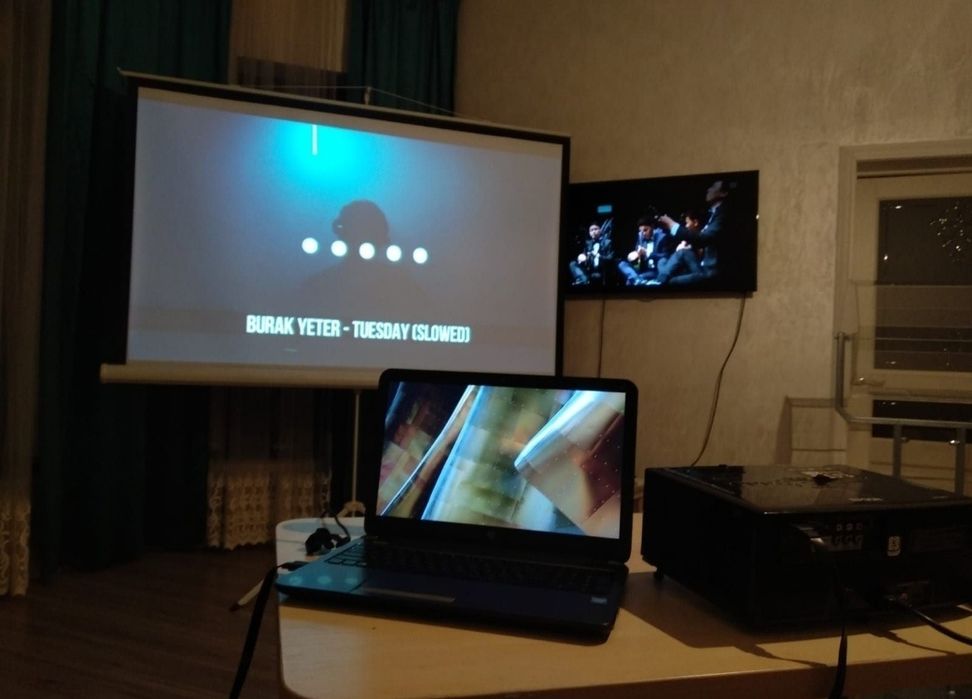 Аренда проектора с экраном