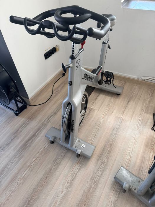 Biciclete spinning Life Fitness si Technogym