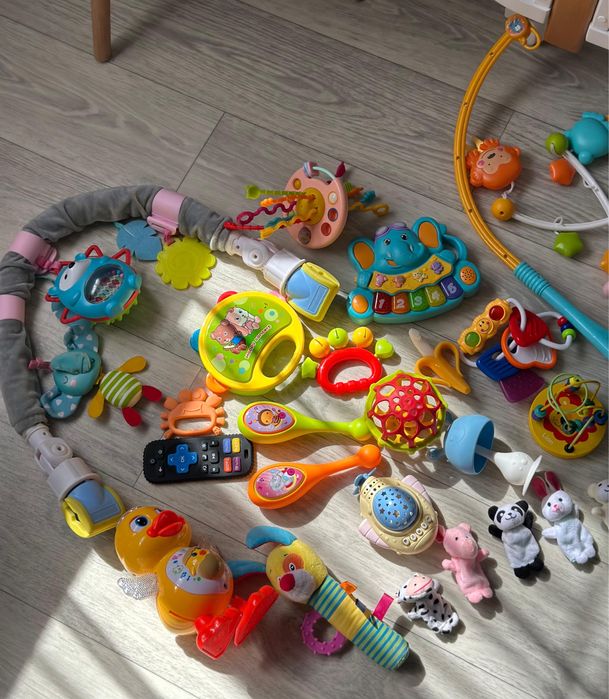Продам детский коврик и игрушки