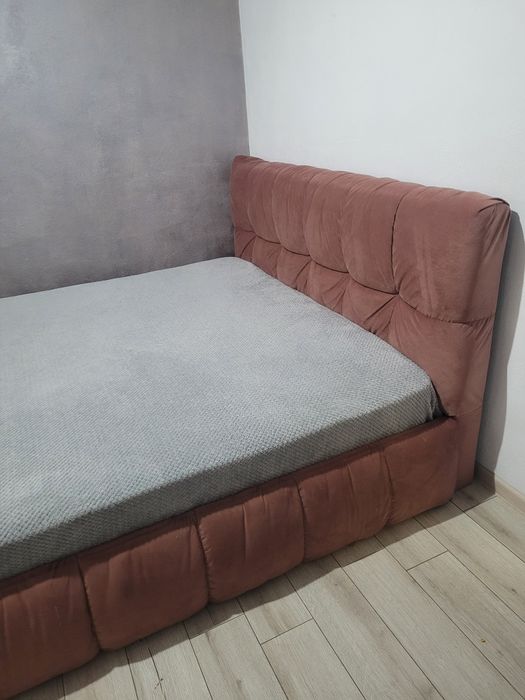 Pat tapitat cu somiera fixa