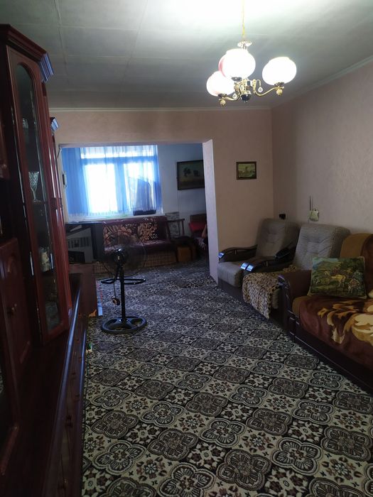 Продается 3 комнатная  квартира  в пяти этажном доме на 4 этаже.