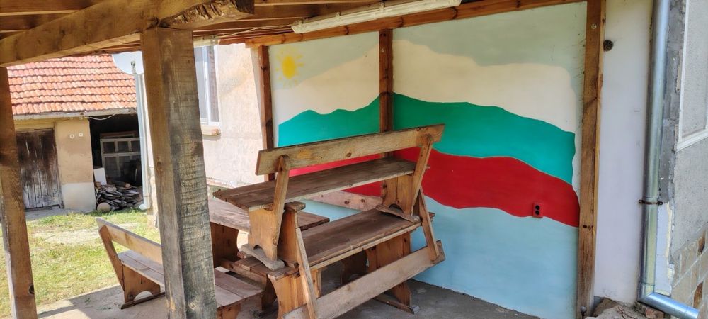 Двуетажна къща с двор с лозе и овощки