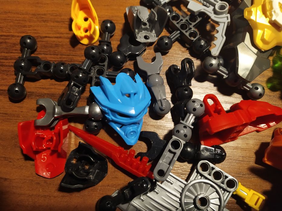 Продам запчасти от Лего Бионикл.