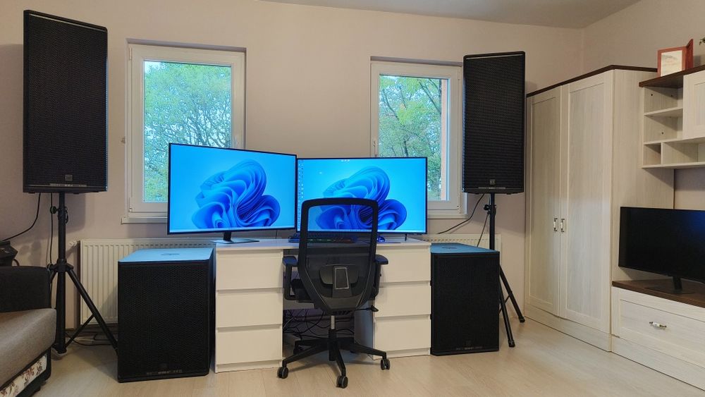 Vând 2 bași RCF 8003MK3.