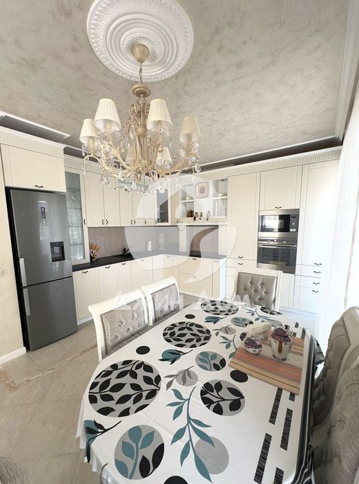 Просторна двуетажна къща в к-с „Виктория Резиденс“, гр. Поморие