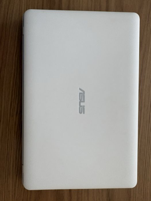 Лаптоп Asus с немска клавиатура