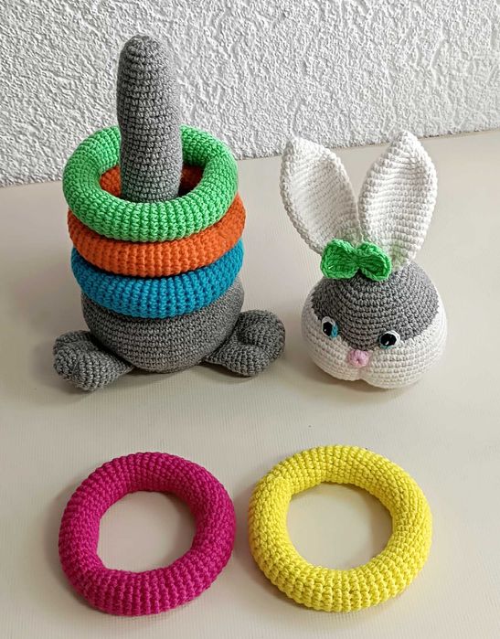 Ръчно плетено зайче с рингове за малки бебета