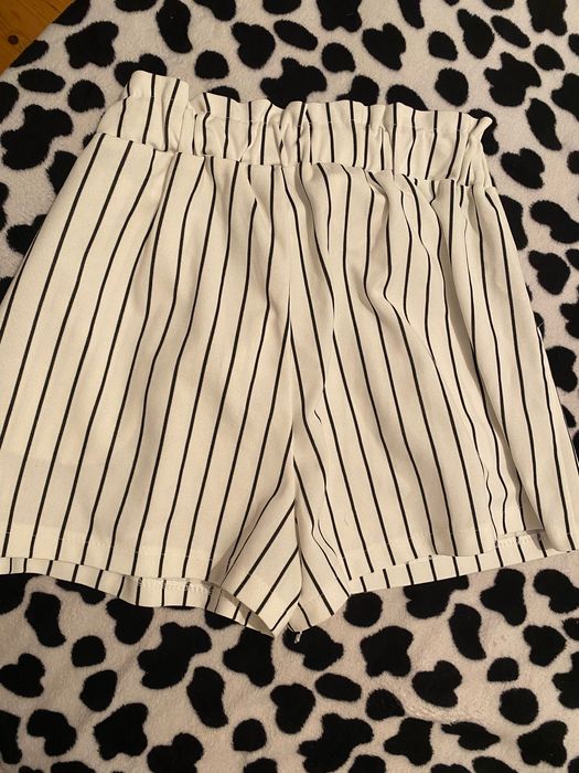 Бели къси панталонки от плат, на райе