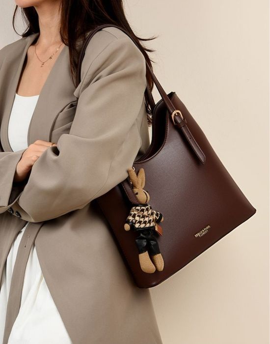 Женская сумка кожанная удобная женский с брелком новый