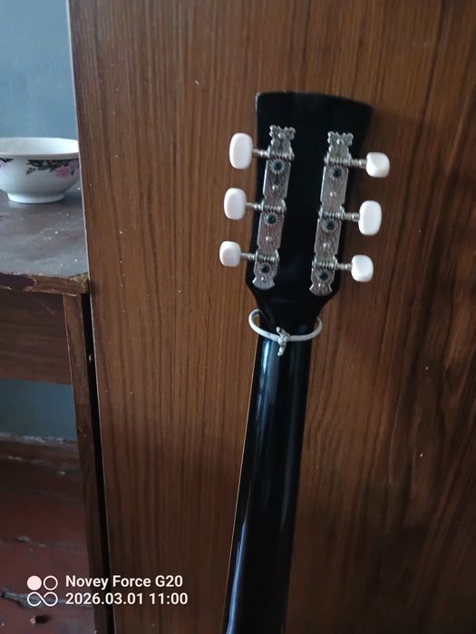 Veston gitara qora rangli aybi yoq ideal garantya bor