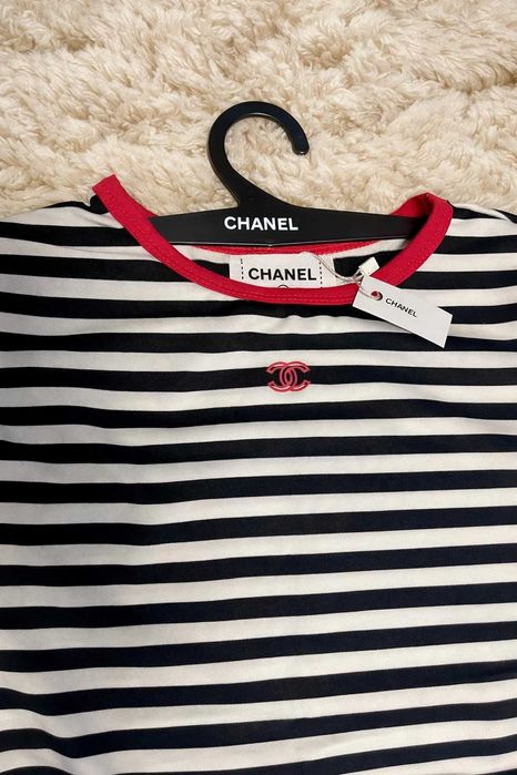уникална тениска на райе черно бяла черна червен кант на шанел chanel