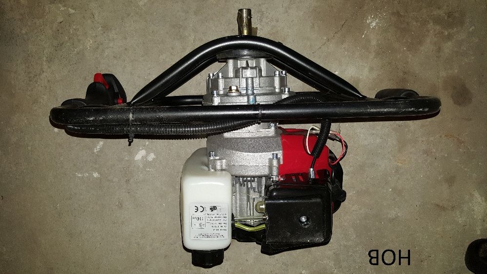 Бензинов моторен свредел