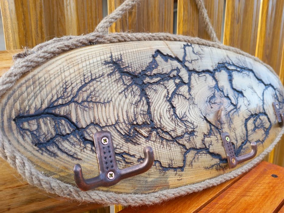 Дървена закачалка