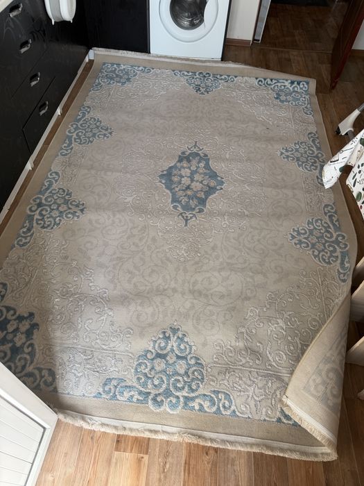 Ковер 190х 280  в отличном состоянии