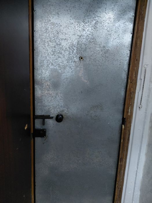 Продам железную дверь