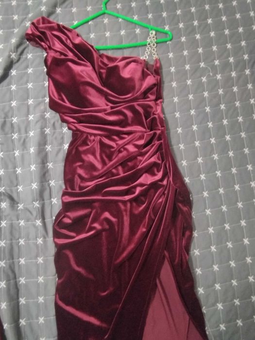 Роклите са носени по няколко часа