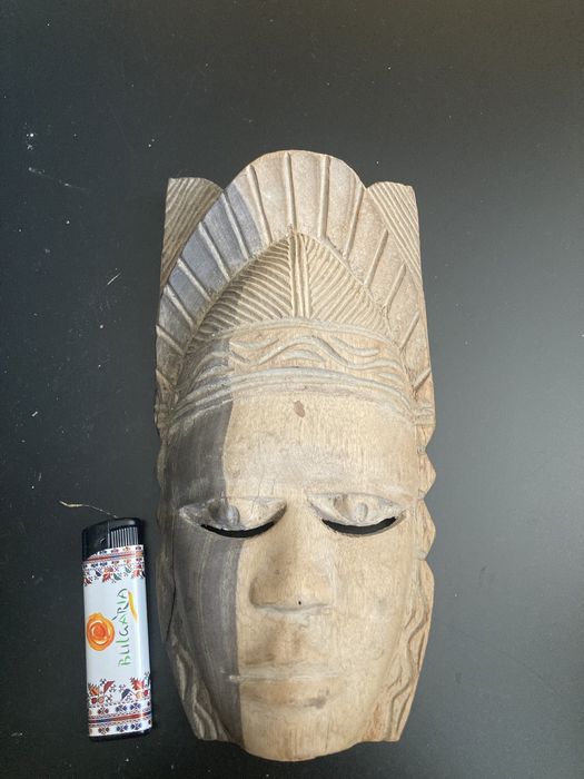 Дървена маска за декорация