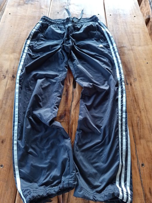 Vând pantaloni adidas