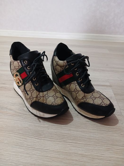 Продам 2 кроссовки по цене 1