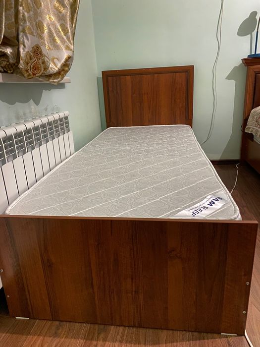 1 kishilik krovat yaxshi matrasi bilan.