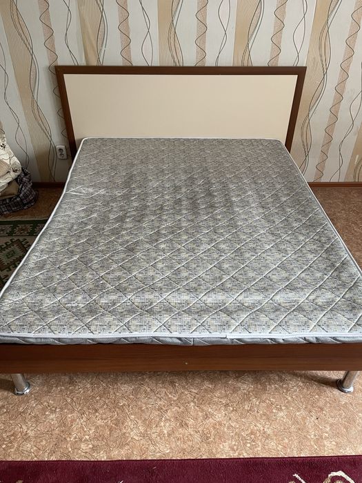 Кровать двуспальная с матрасом