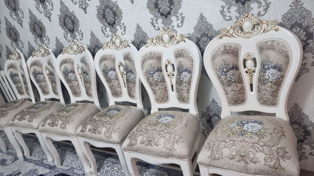 Стол и стулья, хрусталь,сумка мессенджер фирма burberry