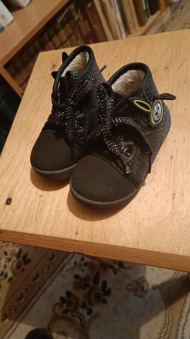 Продам детские ботинки