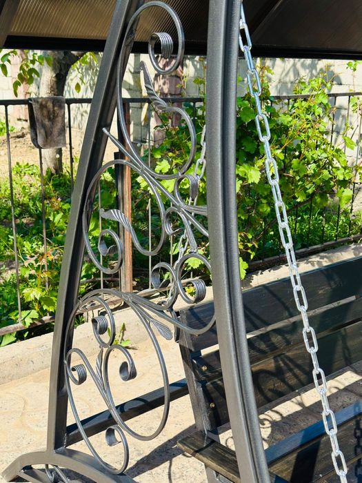 Качели с кованными элементами