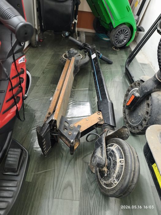 vand 2 trotinete electrice