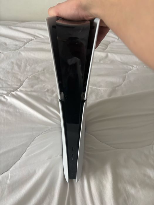 Vand PS5 Digital Edition cu 2 controllere + stander