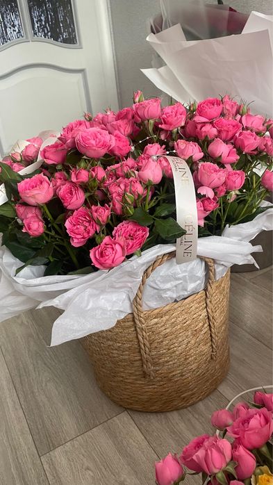 Кустовые розы в корзине