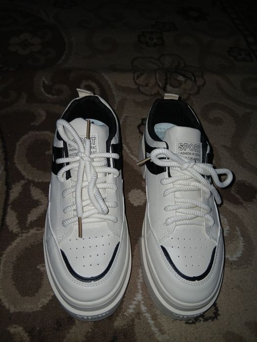 Кроссовки черно-белый дизайн