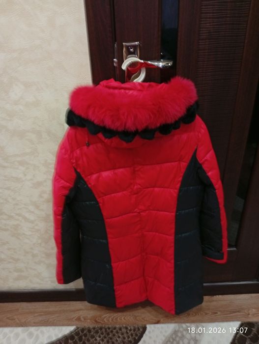 Продам женскую красную курточку