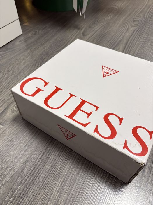 Adidasi noi Guess