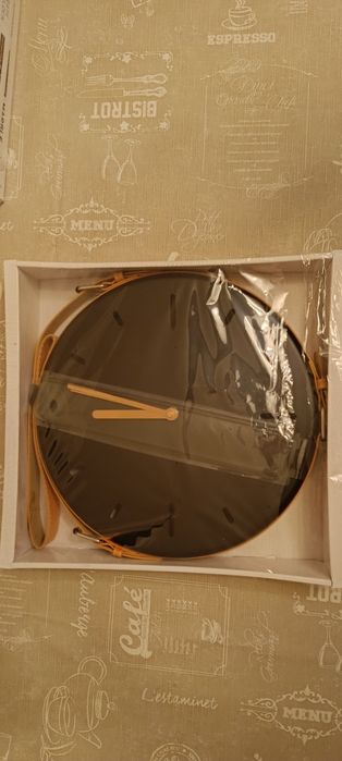 Ceas de perete cu cadran metalic