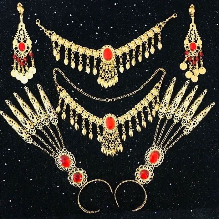 индиская сари с ожерелиями