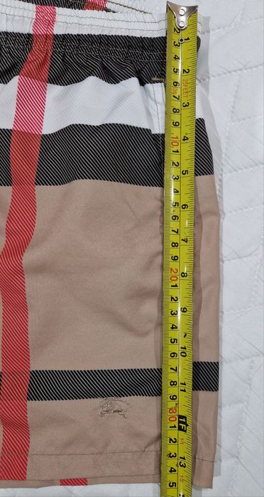 O pereche de Pantaloni scurți de plajă Burberry noi * se potrivesc pentru un L