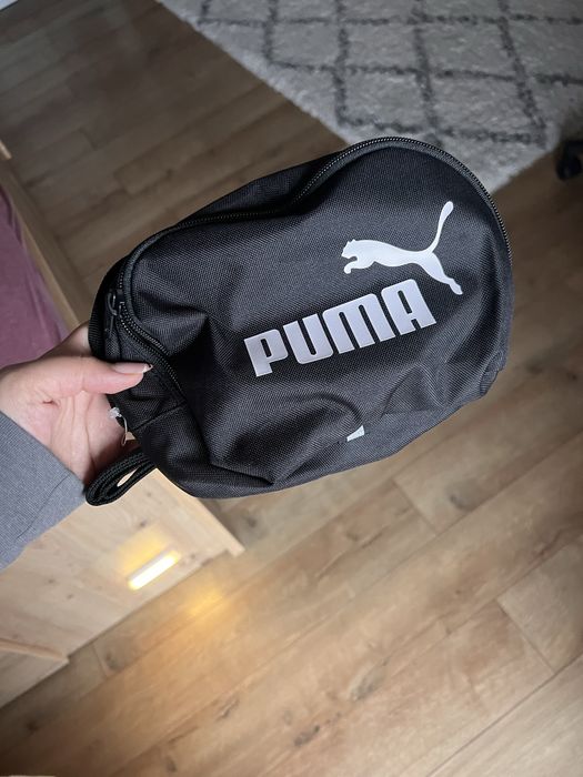 Borseta Puma cu eticheta pe e