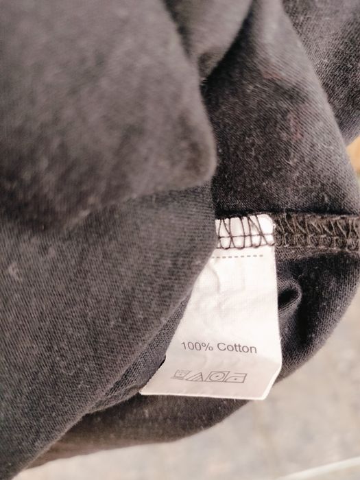 Tricou negru de damă, marca SHEIN, cu un imprimeu minimalist alb (artistic/linie continuă).