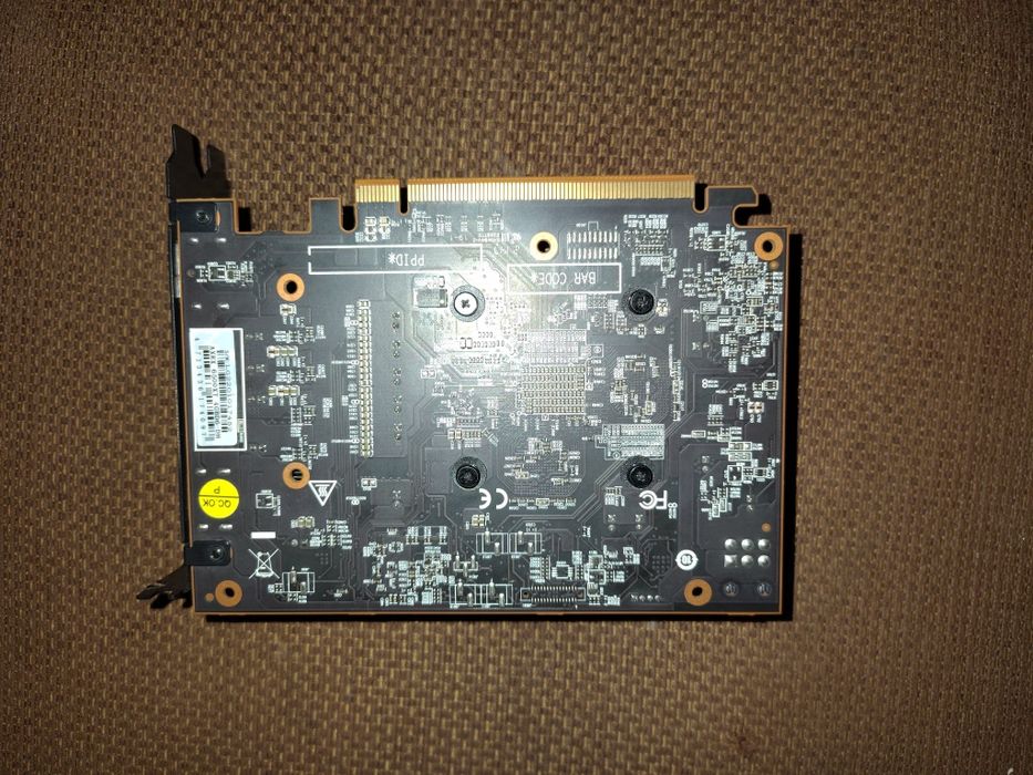 Продавам видео карта AMD RX6500XT 4GB