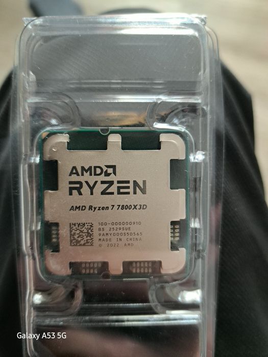 Процессор AMD Ryzen 7 7800X3D.