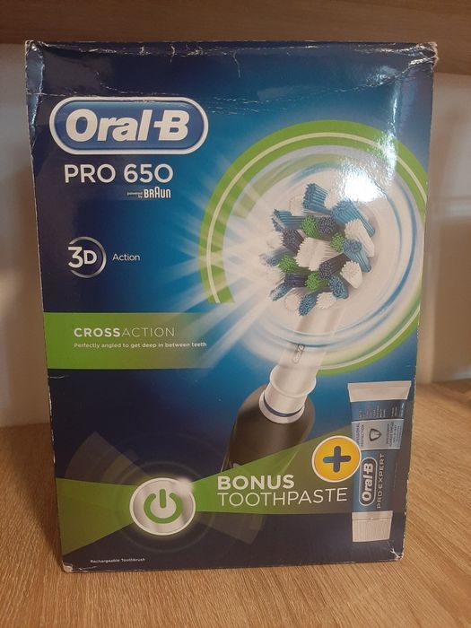 Periuță de dinți electrică Oral-B Pro 650 CrossAction Nouă