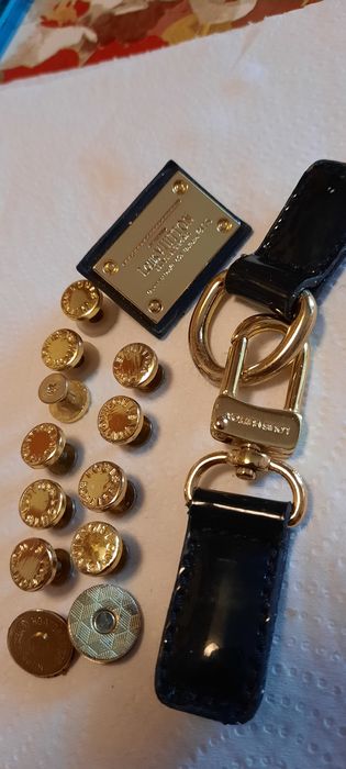 Suruburi ,fermoar și embleme LOUYS VUITTON.