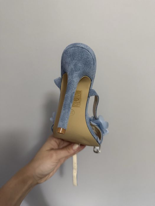 Босоножки на каблуке