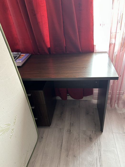 Birou cu comoda trei sertare