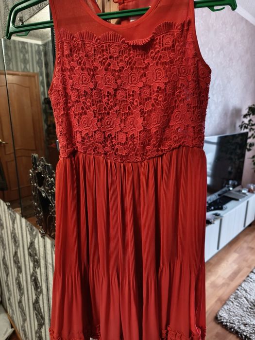 Платье красивое.